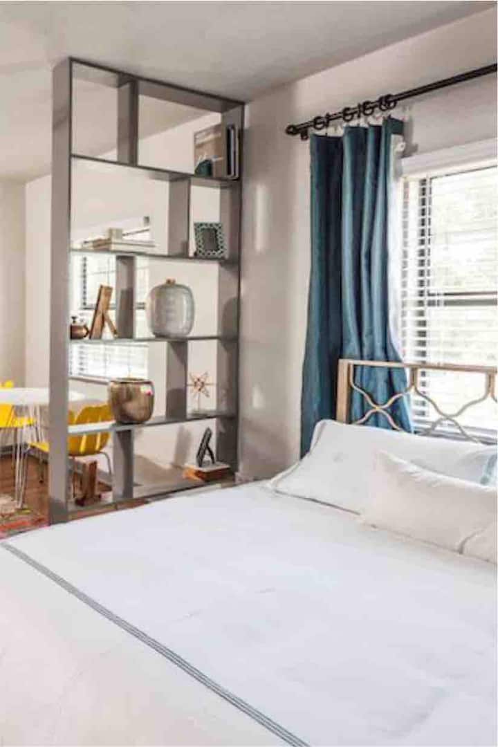 快適なマットレスを備えたクイーンベッド。 