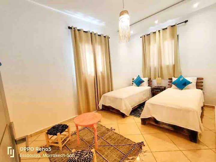 Chumba cha tatu cha kulala kilicho na vitanda viwili vya kustarehesha. 