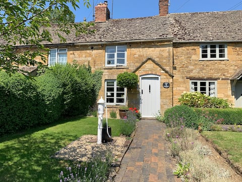 Pump Cottage - Luxury Cotswold Holiday Cottage