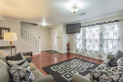 Top performing Airbnb: Heart of San Antonio/Sea World/Six Flags/Lackland in Northwest