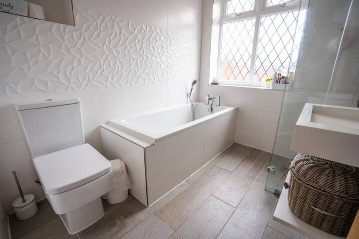 Contemporary Bright House 20 Min To Manc + Parking gallery image 5