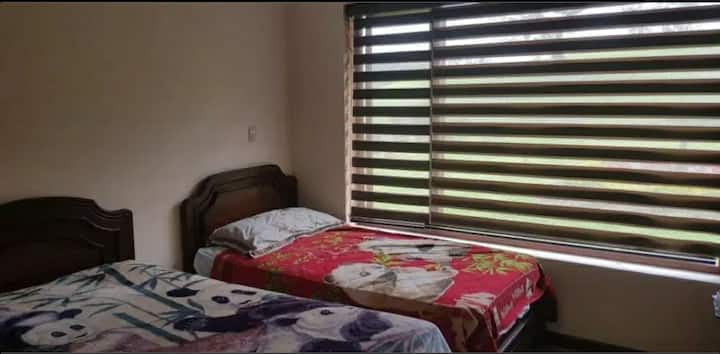 Soba s 2 kreveta od 1 1/2 sjedala s TV-om s kabelskim programima