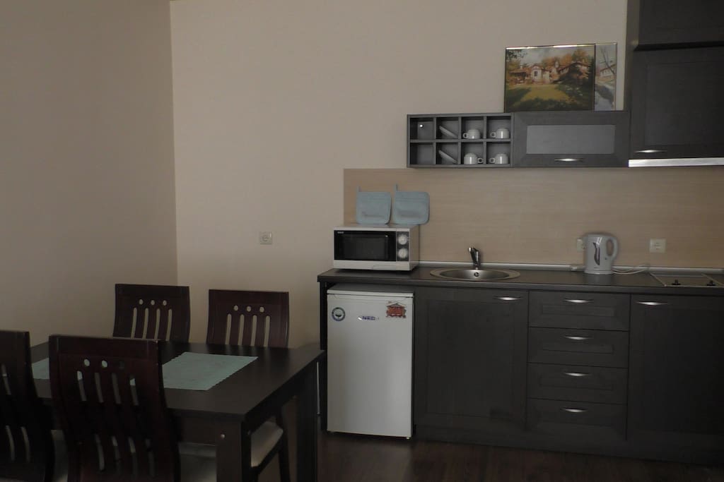 Fully equipped kitchen with dinner area