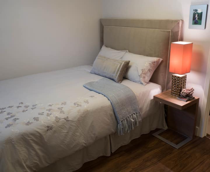 Спална соба со сив јорган