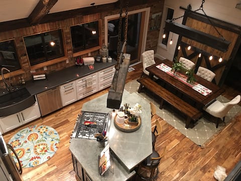 Top Airbnb: The FARMHOUSE on Adrianne - All new bathrooms! in Flagstaff