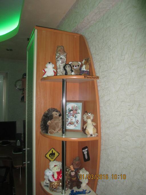 Стенка с ящиками для временного хранения вещей