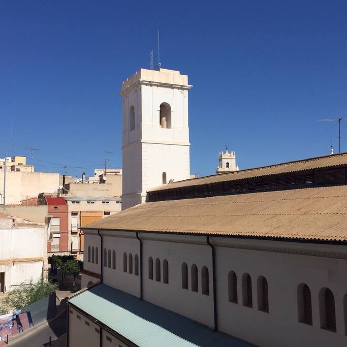 Constituye el único vestigio de la antigua parroquia Ntra. Sra. de Belén. Iniciada su construcción en 1588, no se terminó hasta 1694, debido probablemente al vacío poblacional que produjo la expulsión de los moriscos. Actualmente integra el Mercado Central.
Al fondo el otro campanario es la actual Iglesia Católica Ntra. Sra. de Belén.