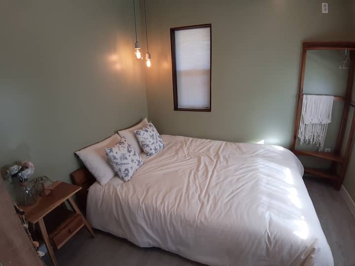 Спална соба ~ Додадов топлина со широко ќебе.
