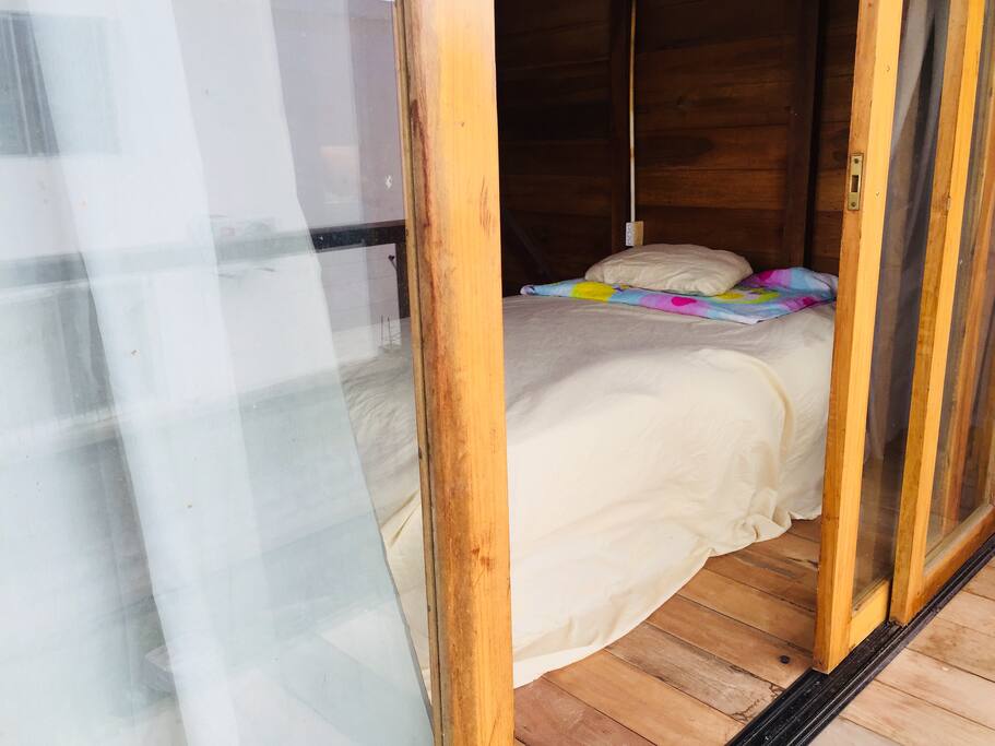 desde el balcón. Habitación #2 segunda planta, una litera, una cama