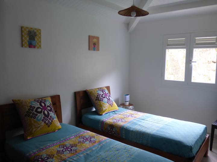 Schlafzimmer mit 2 90cm Betten und Kleiderschrank.