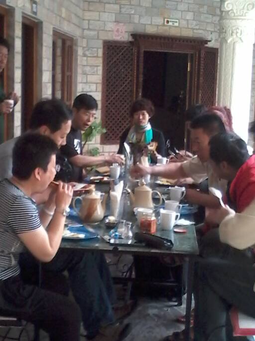Breakfast at the yard.