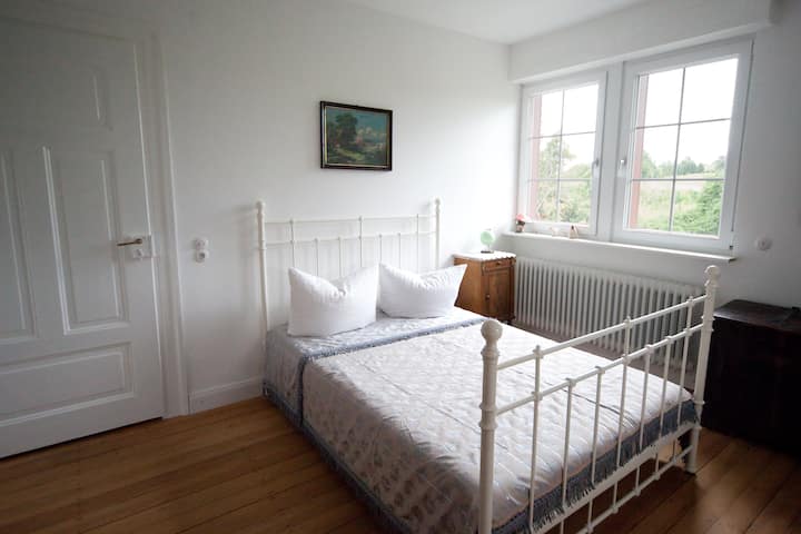 Das Schlafzimmer mit Naturlatex-Matratze..