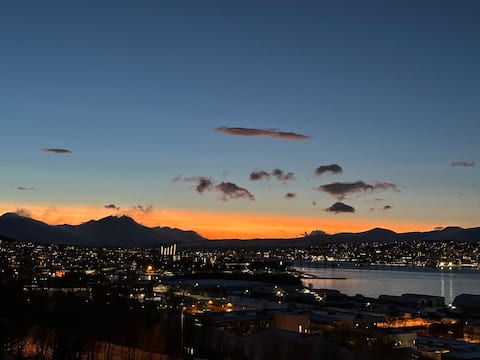 Top performing Airbnb: Apartment with lovely views and jacuzzi in Tomasjord