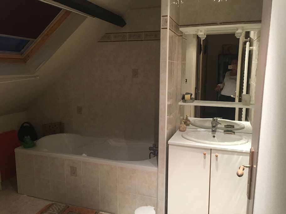 La salle de bain avec baignoire