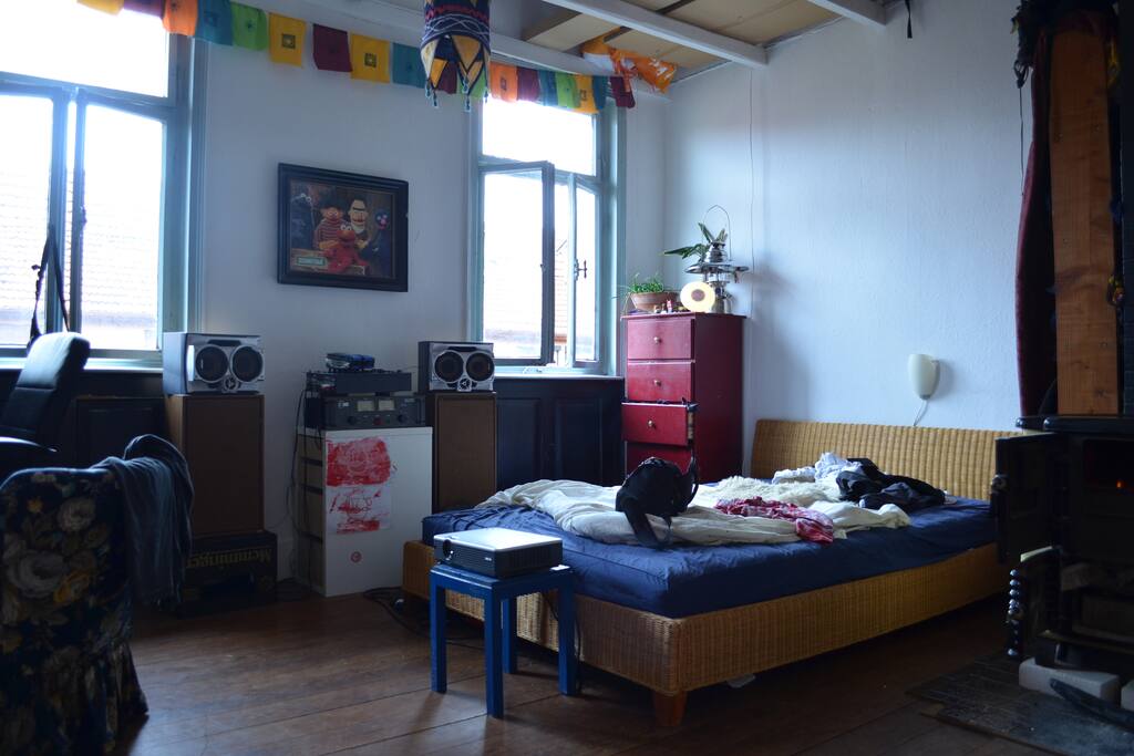 rechts die Tür und das Sofa, links ist noch ein Schreibttisch der genutzt werden