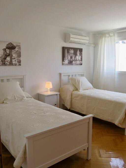 Amplio dormitorio con dos camas individuales, muy luminoso.