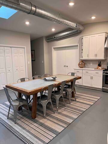 Steps from Beach, Cliff Walk, Minutes to Downtown! gallery image 4