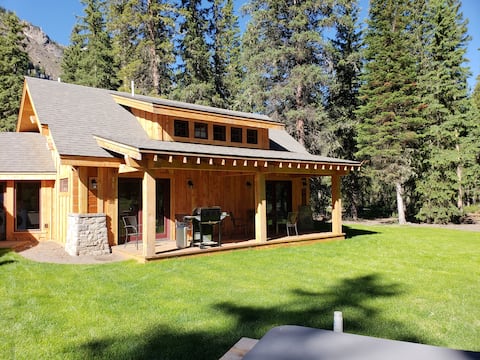MTNLUX Guest House      Sauna & Hot tub