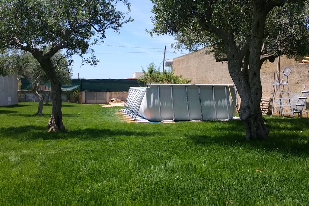 La nostra piscina ed il prato dove troverete montata la tenda