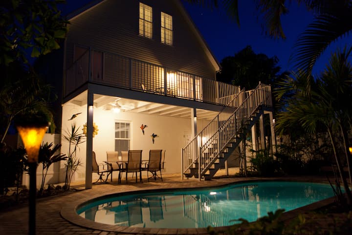 Covered poolside patio with outdoor dining, Happy Island Cottage