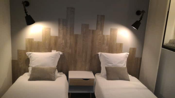 Или двойно легло или 2 отделни легла според вашите нужди.