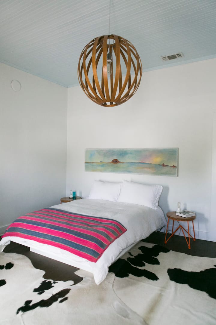 ห้องนอนที่สองที่มีภาพวาด Woody Farris ใน Love House