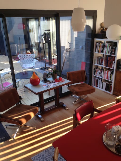 La preuve qu'il peut faire beau en Normandie
Les stores laissent passer la lumière dans le salon.
