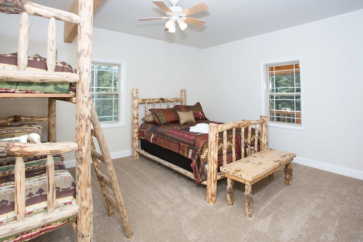 楼上南房间-双层床和双人床