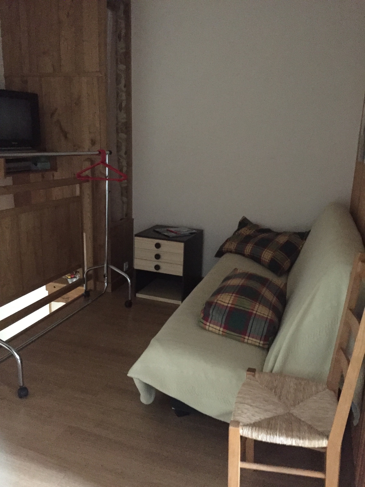 קומת ביניים המצוידת בספה זוגית.