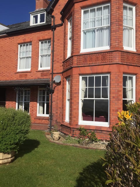 Large Victorian
7 bedroom Town House