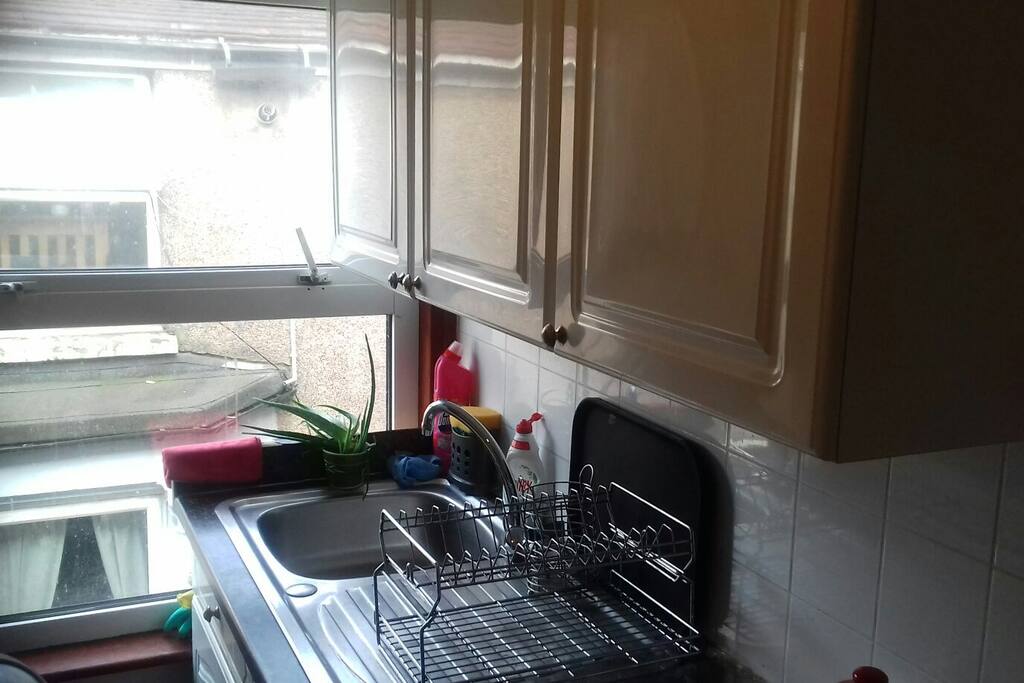 Kitchen sink and dryer