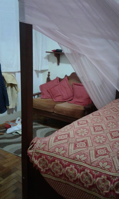 Cama e poltrona quarto de solteiro