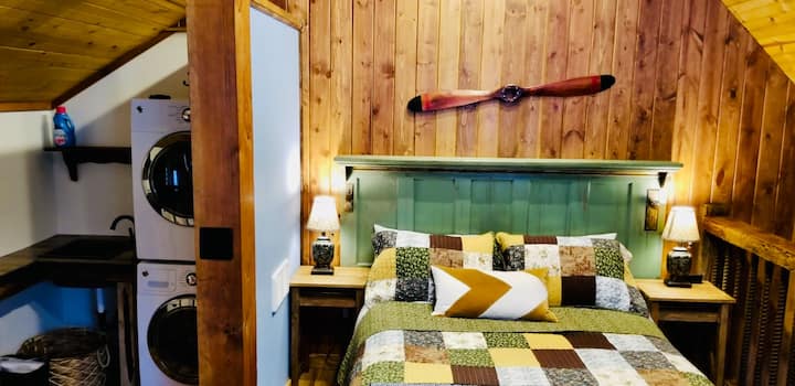 سرير كوين علوي في مقصورة فلايبي مع غسالة/مجفف صغير ومغسلة