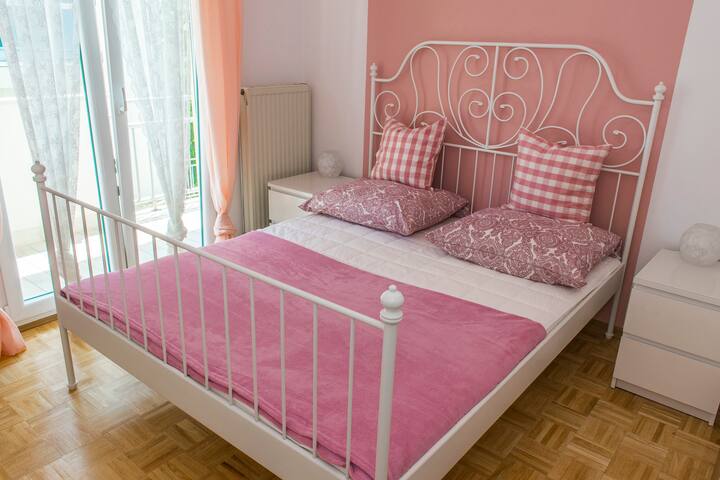собата за спиење со рози
креветот е 1,60mx2m