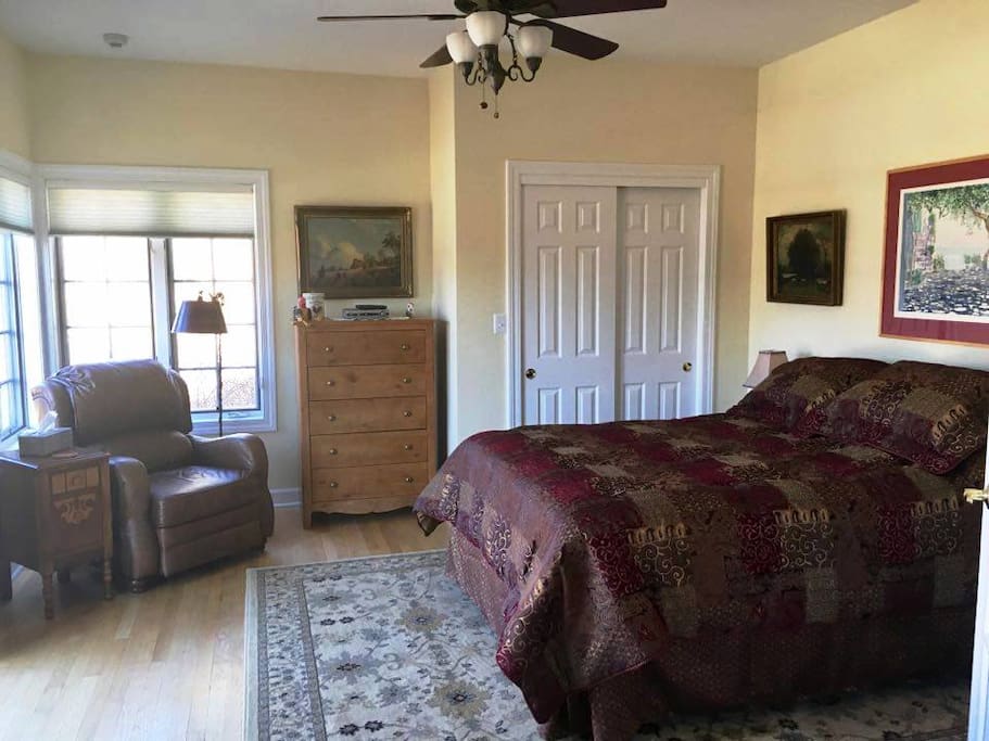 Adjustable Queen size Bed with remote.