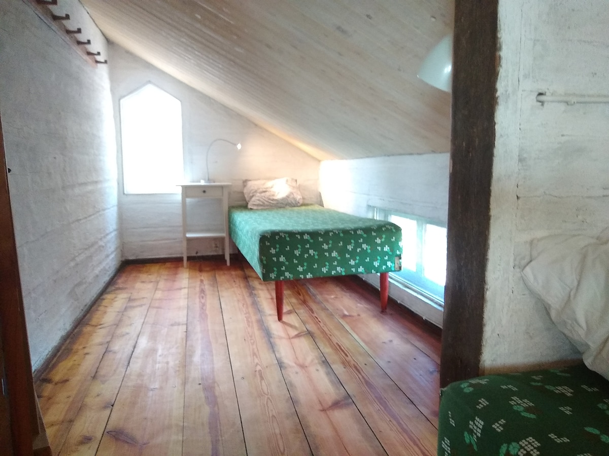 Upper Little Bedroom 