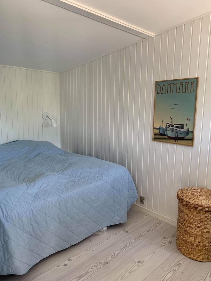 Chambre 1 avec un lit double (180 * 200) et une commode.