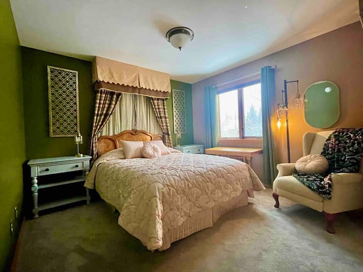 在新的大床上放松身心。舒适迷人 