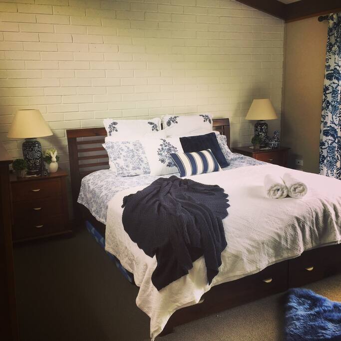 "The Blue Room" -Master King Bedroom