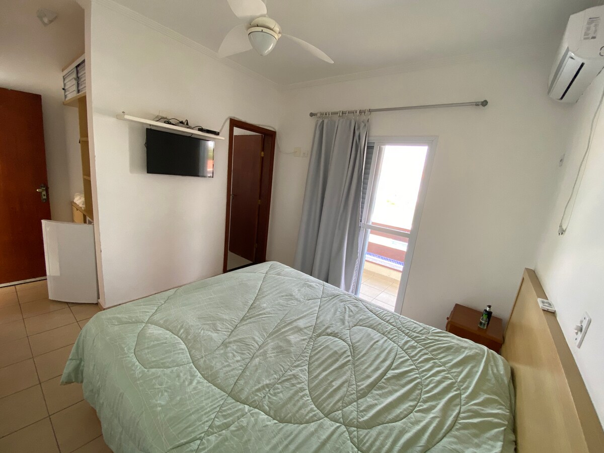  Spálňa 5 (na poschodí) - táto izba je apartmán s manželskou posteľou, balkónom s výhľadom na bazén, minibarom, televízorom, klimatizáciou a stropným ventilátorom.