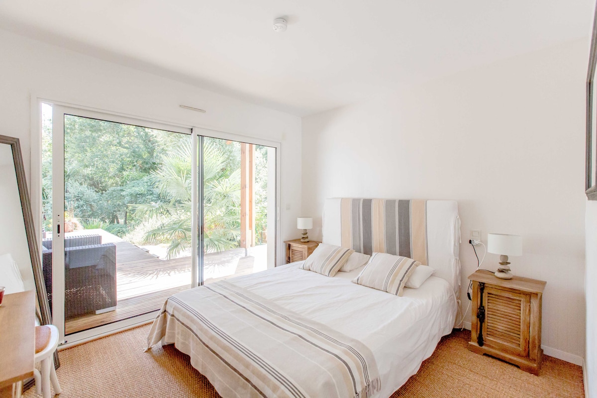 Родителски апартамент на приземния етаж с изглед към терасата.