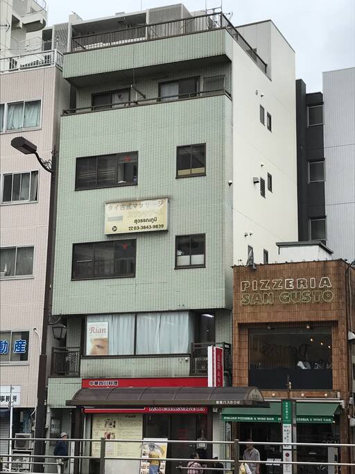 entrance of the building 大楼入口
