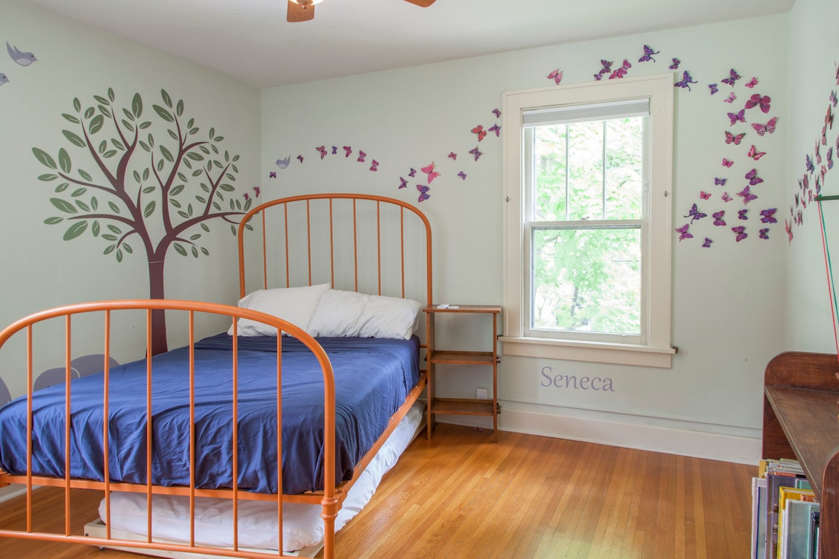 #1 picha ya chumba cha kulala cha ghorofa ya 2 na kitanda cha watu wawili cha chuma na kitanda kimoja cha kusukumwa kilichofichwa chini ya kitanda.