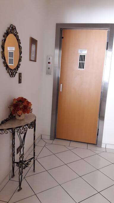 Hall do elevador de entrada do apartamento