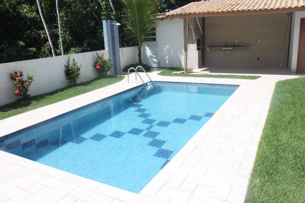 Piscina com churrasqueira.