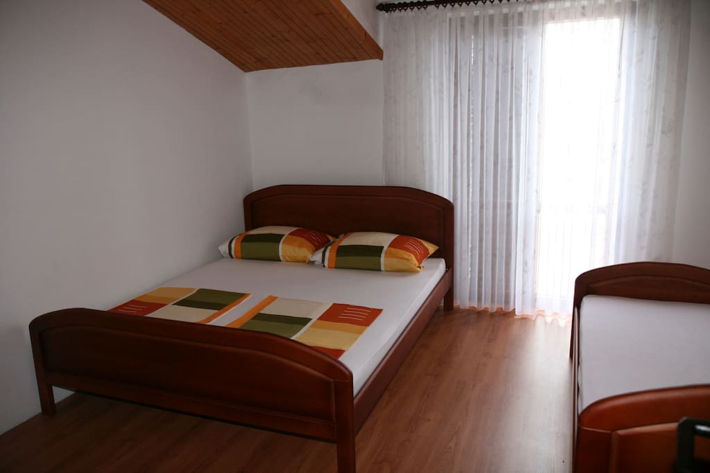 Schlafzimmer 2 mit franz. Bett (140x200) und Einzelbett (80x200)