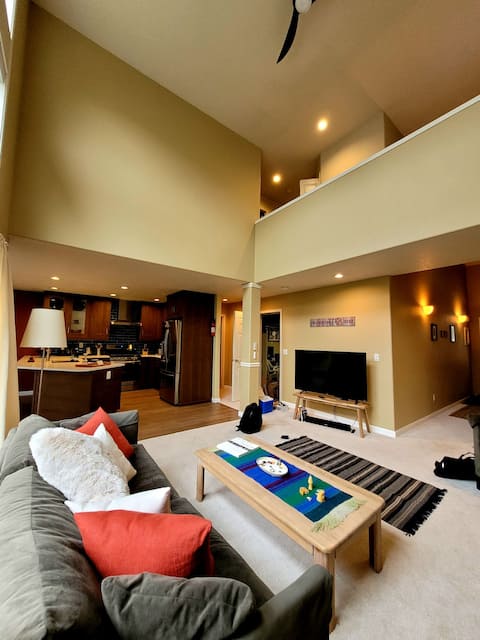 Lovely 3-bedroom Home with fireplace