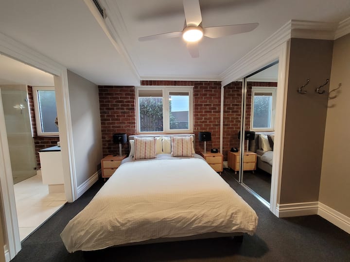 Glavna spavaća soba s bračnim krevetom