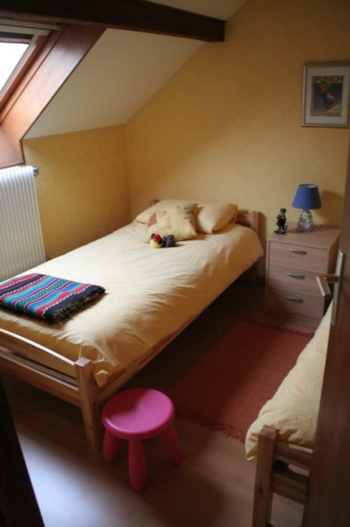 החדר הזוגי השני. חלון Velux, ומופרד מהתאום השני על ידי 'חדר משחקים/חלל עבודה' בגודל טוב. שני החדרים עם מיטות יחיד הם פחות או יותר אותו הדבר.