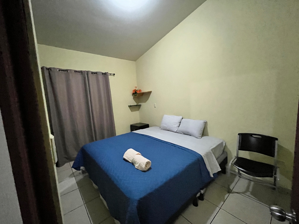 Chumba #1 kilicho na kitanda aina ya king, kabati, televisheni na kiyoyozi.